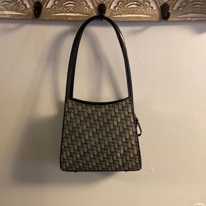 Ladies shoulder bag. Great print